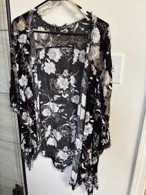 gimmicks by BKE Black Floral Kimono Cardigan